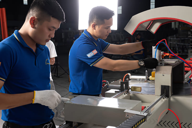 Ảnh thực tế máy cắt nhôm 1 đầu mâm xoay F500 4