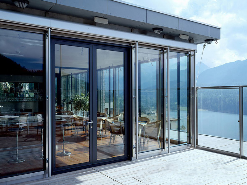 Cửa nhôm kính ngày nay đang rất được ưa chuộng bởi các công trình lớn nhỏ và các hộ gia đình