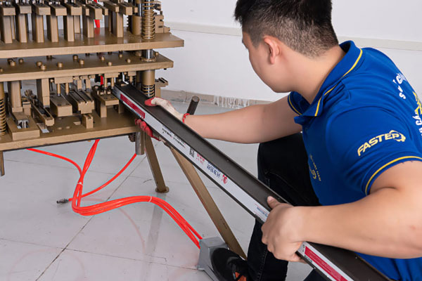 Giá máy đột dập cửa nhôm