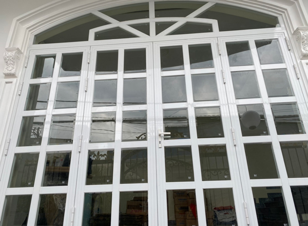 Mẫu cửa nhôm chia ô 1