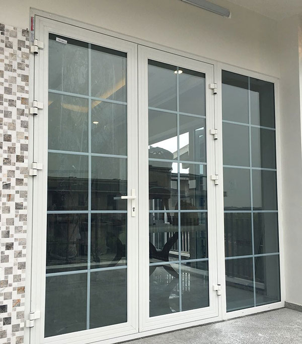 Cửa nhôm 2 cánh hệ 55 màu trắng hiện đại