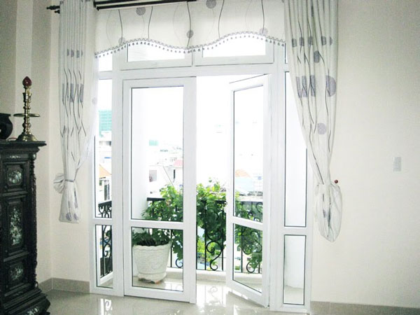 Cửa nhôm hệ 700 màu trắng