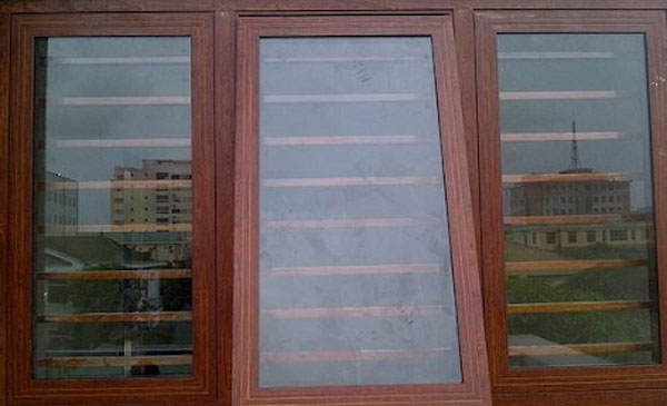 Cửa nhôm kính giả gỗ hất cánh