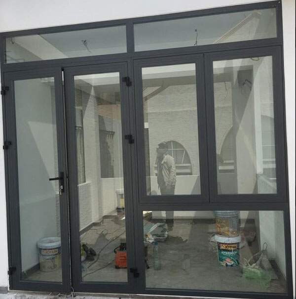 Cửa nhôm kính thủy lực mẹ bồng con