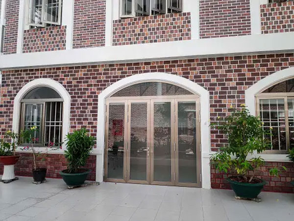 Cửa nhôm kính uốn vòm