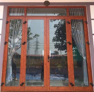 Cửa nhôm vân gỗ 4 cánh đẹp