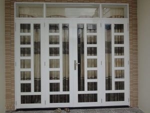 Cửa nhôm xingfa 4 cánh chia ô màu trắng