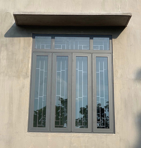 cửa nhôm xingfa có khung bảo vệ màu đen