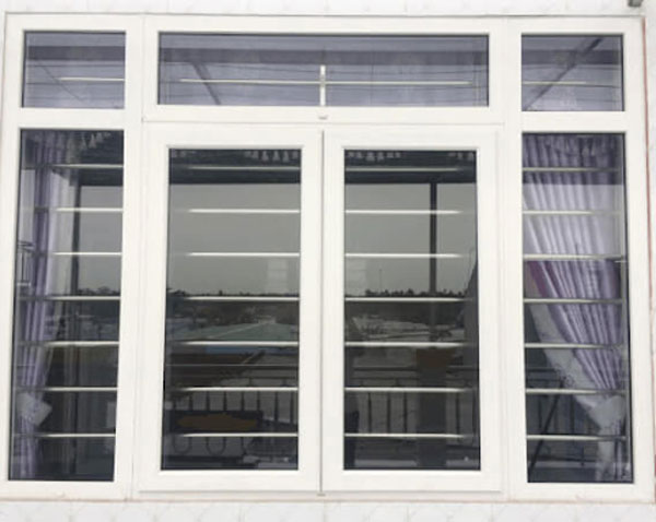Cửa nhôm xingfa có khung bảo vệ màu trắng