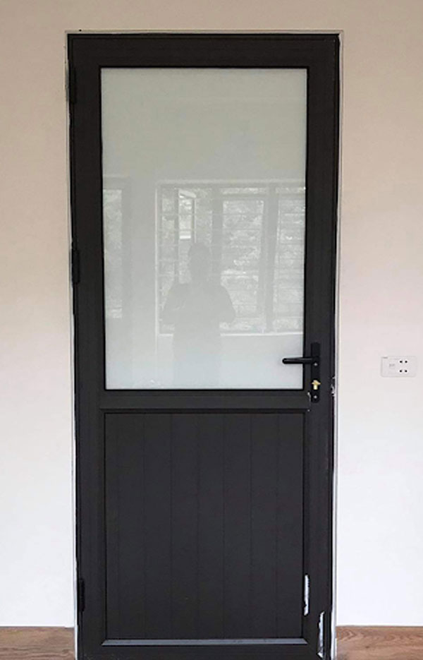 Cửa pano nhôm bên dưới, kính bên trên