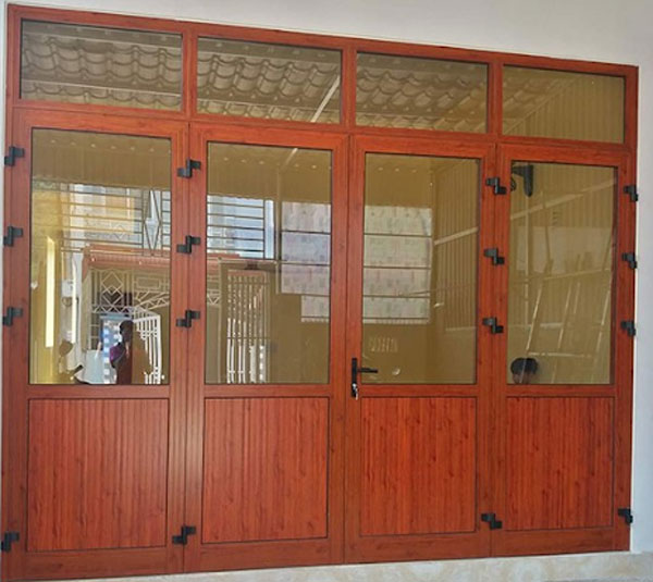 Cửa pano nhôm kính 4 cánh vân gỗ chia ô