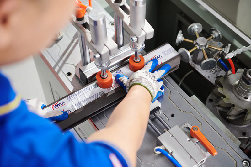 Giá máy phay đầu đố cửa nhôm